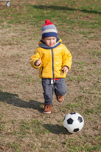 Menino Brincando Com Futebol Bola Futebol Esportes Para Exercício Atividade — Fotografia de Stock