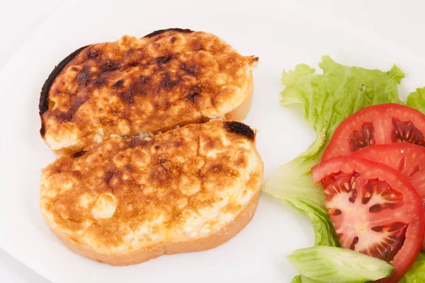Gegrilde Sandwiches Met Kaas Voor Het Ontbijt Versierd Met Groentjes — Stockfoto