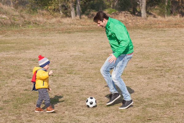 Padre Joven Con Pequeño Hijo Jugando Fútbol Fútbol Parque —  Fotos de Stock