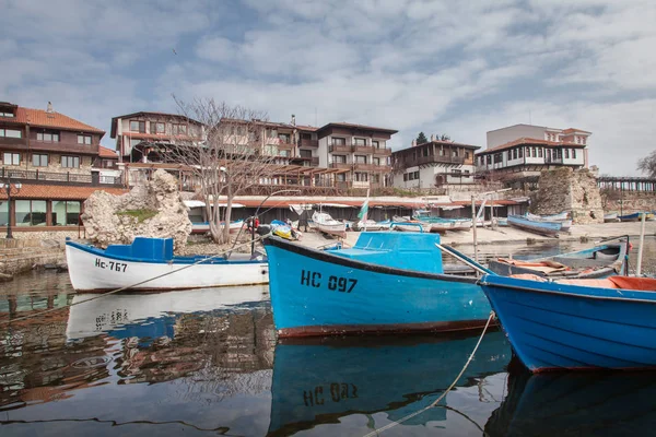 保加利亚内塞巴尔 2016年2月27日 保加利亚黑海沿岸古城 Nessebar 港的旧木制渔船 — 图库照片