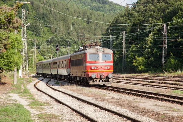 Osobní Vlak Přijíždí Nádraží — Stock fotografie