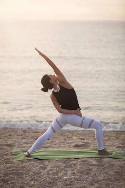 Jonge Vrouw Die Het Beoefenen Van Yoga Het Strand Omgekeerde — Stockfoto