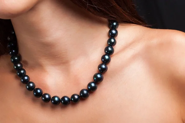 Woman Pearl Necklace Her Neck — Stock Photo, Image