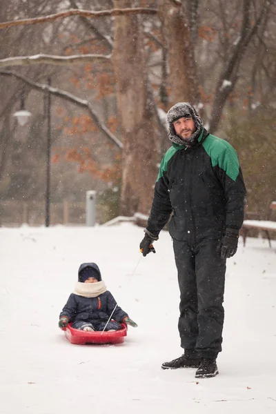 Mio Padre Tira Bambino Una Slitta Padre Figlio Slittino Inverno — Foto Stock