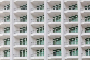 Tekrar eden pencere ve balkon deseni. Kabartma önü