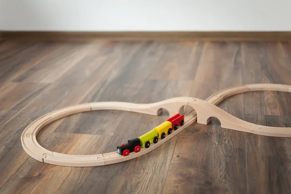木制玩具火车与木桥在铁路上 干净的层压板地板 — 图库照片