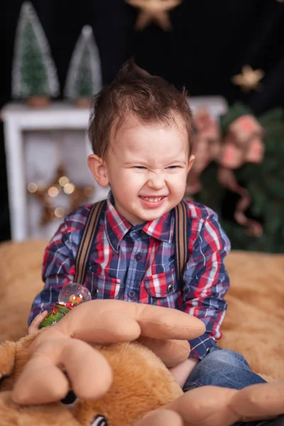Schattige Lachende Jongen Kerstmis Achtergrond — Stockfoto