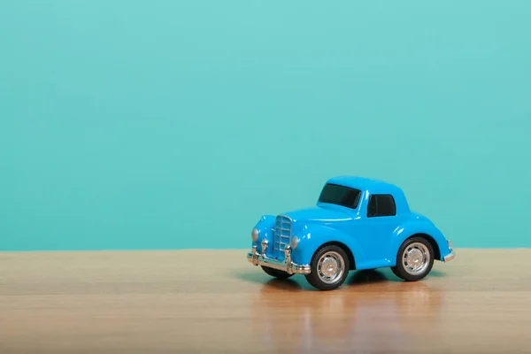 Şirin Mavi Oyuncak Araba Yeşil Zemin Üzerine Seyahat Kavramı — Stok fotoğraf