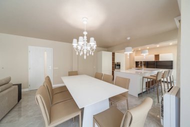 Mutfağı olan yeni modern oturma odası. Yeni evim. İç fotoğrafçılık.