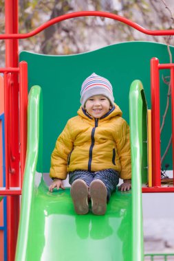 Mutlu Çocuk Bahçesi üzerinde gülümseyen