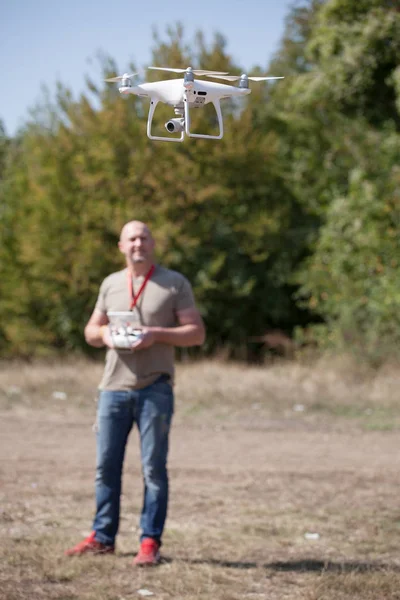 Giovanotto Con Drone Volante Nel Parco Uomo Con Telecomando Mano — Foto Stock