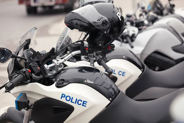 街道上一排新的警察摩托车 — 图库照片