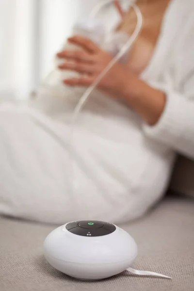 Anne Anne sütü Elektrikli göğüs pompası ile pompalanır. Yeni doğan bebek için annelerin göğüsleri süt