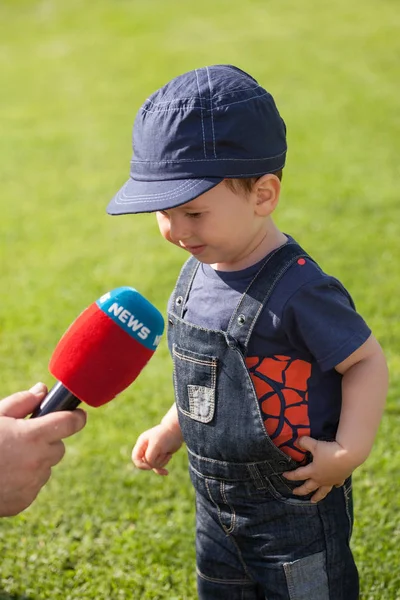 Kleiner Junge Gibt Interview Reportermikrofon — Stockfoto