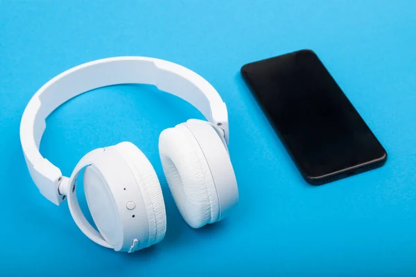 Smartphone Mozgatható Telefon Val Vezeték Nélküli Fejhallgató Fehér Kék Háttér — Stock Fotó