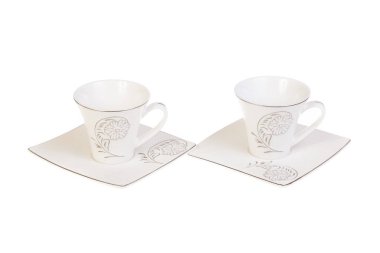 İki beyaz porselen çay, çay fincanı ve çay tabağı. Beyazda izole edilmiş