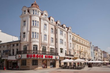 Plovdiv, Bulgaristan, 2 Temmuz 2017: Eski ev Bulgar Ana Meydanı'nda şehir plovdiv Burger King fast food restoran ile. Plovdiv 2019 Avrupa kültür başkenti olduğunu.
