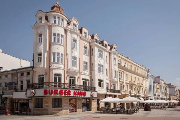 プロヴディフ ブルガリア 2017 ブルガリア語のメイン広場の古い家バーガー キングのファーストフードのレストランのある都市プロヴディフ プロヴディフは 2019 年に欧州文化首都です — ストック写真