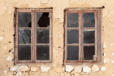 Eski bir binanın duvarına kırık bölmeleri ile eski windows