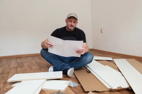 Man Gekleed Casual Monteren Meubels Nieuw Huis Timmerman Reparatie Montage — Stockfoto