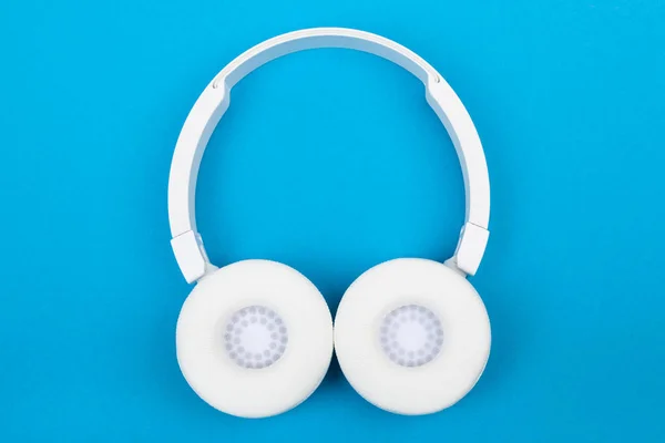 Cuffie Bianche Senza Fili Sfondo Blu Concetto Musicale Auricolari Sfondo — Foto Stock