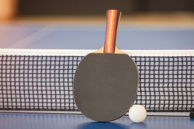 Masa tenisi veya ping pong raket ve top mavi masada, net
