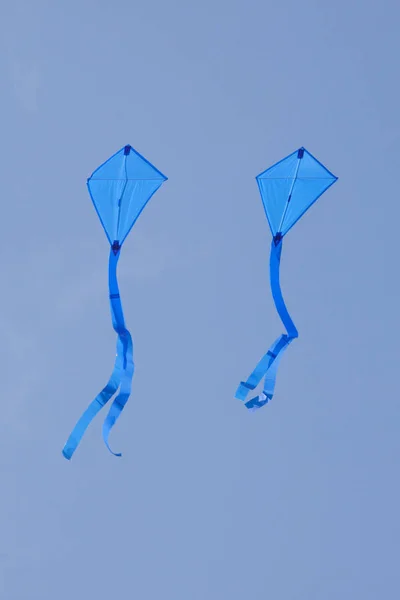 Pipas Azuis Voando Belo Céu Azul — Fotografia de Stock