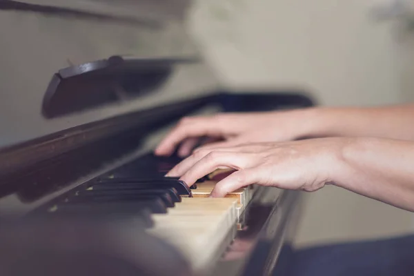 Primo Piano Due Mani Che Suonano Pianoforte Messa Fuoco Superficiale — Foto Stock