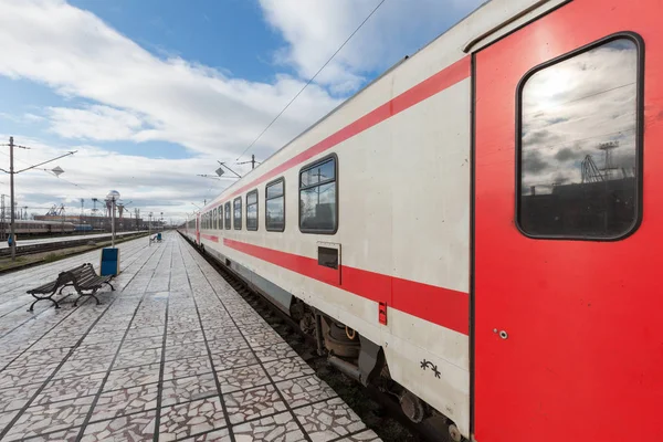 Plattform Med Bänk Och Tåget Stationen — Stockfoto
