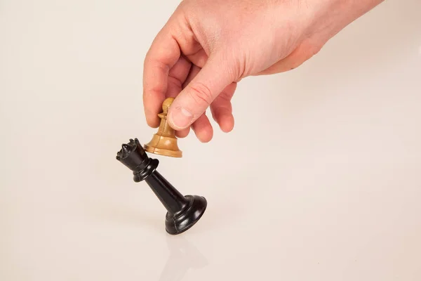 Hand Schlägt Eine Schachkönigsfigur Mit Weißem Bauern Wettbewerbserfolg Spielen Strategie — Stockfoto