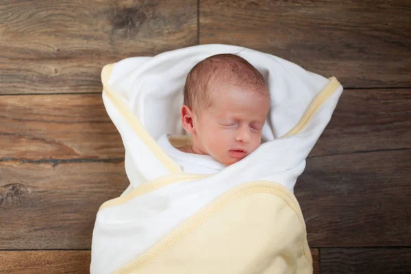 Sweet Newborn Baby Sleeps Brown Wooden Background Overhead Shot — Stock Photo, Image