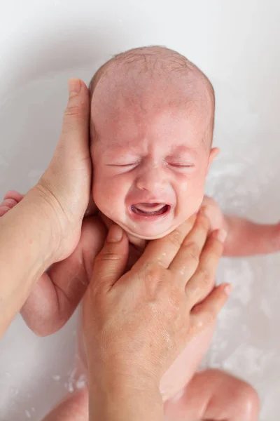 新生儿正在被他的母亲洗澡时 洗澡时新生儿哭了 — 图库照片