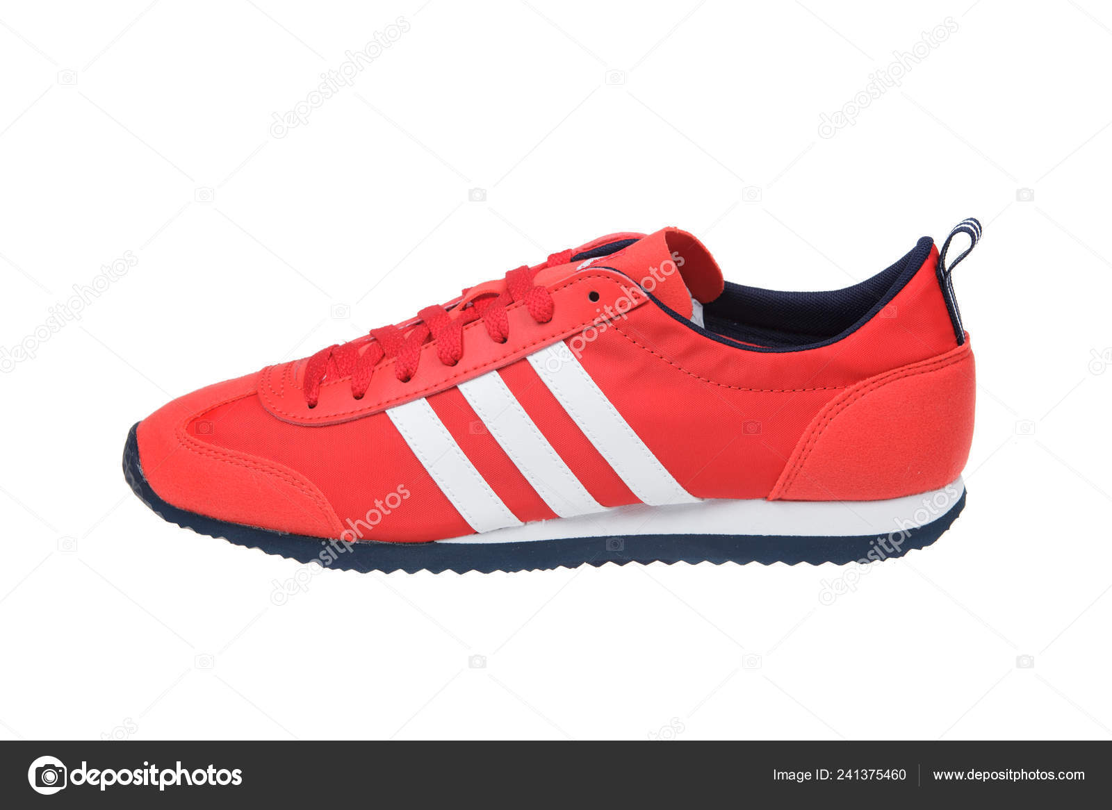 Varna Bulgarien April 2018 Adidas Jog Sportssko Produkt Skud Adidas –  Redaktionelle stock-fotos © dechevm #241375460