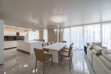 Mutfağı olan yeni modern oturma odası. Yeni evim. İç fotoğrafçılık.