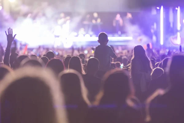 Silhouetten Van Concert Menigte Voor Fase Lichten Fans Tijdens Een — Stockfoto