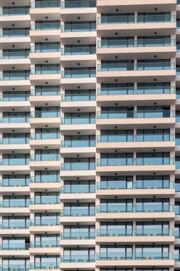 Tekrar eden pencere ve balkon deseni. Kabartma önü