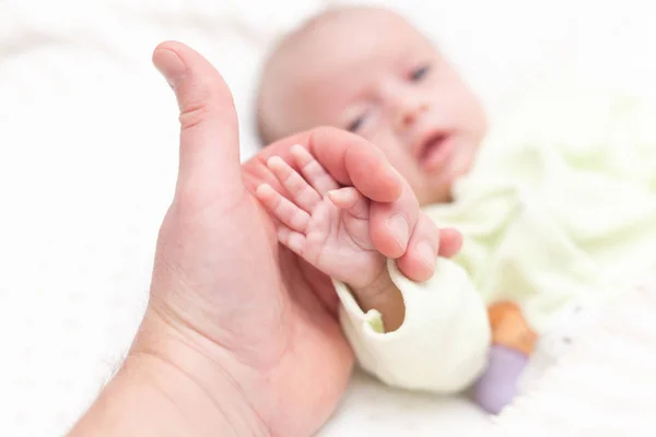 Ojciec Trzymający Rękę Nowo Narodzonego Dziecka — Zdjęcie stockowe