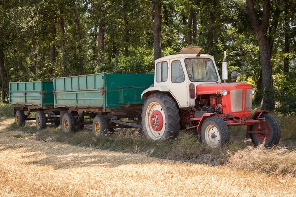 Vecchio Trattore Con Rimorchi Sul Campo — Foto Stock