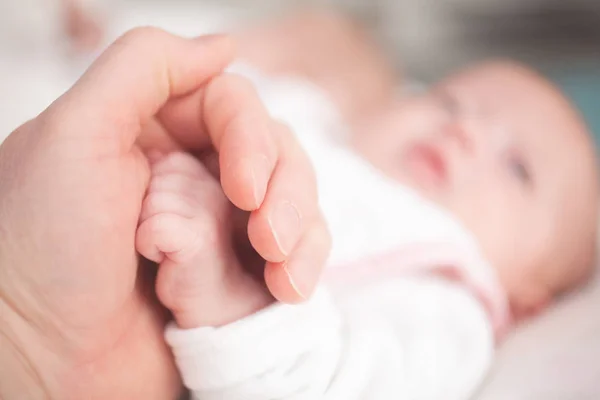 Padre Sosteniendo Una Mano Del Recién Nacido —  Fotos de Stock