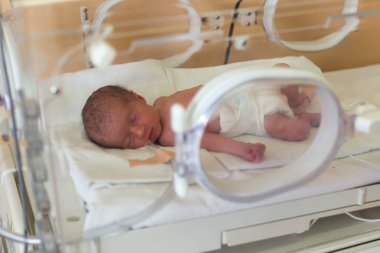 Hastanede prematüre yeni doğmuş bebek. Yenidoğan yoğun bakım ünitesi 