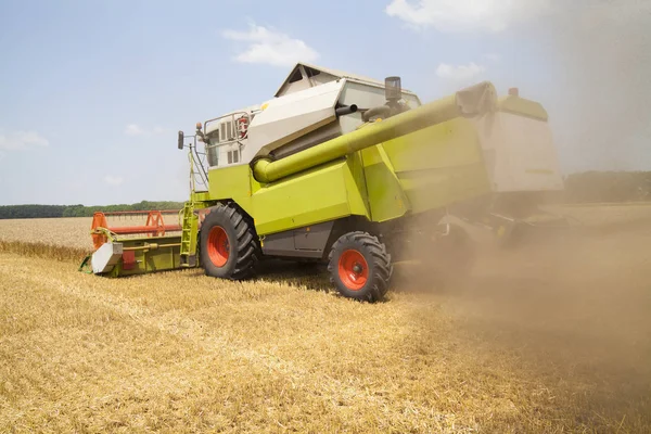 Combinar el trabajo en un campo de trigo — Foto de Stock