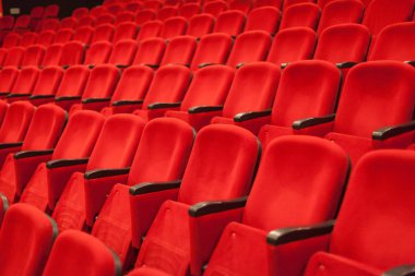 Boş kırmızı sinema ya da tiyatro koltukları