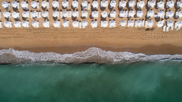 Vue du haut vers le bas de la plage avec des parasols blancs. Sables dorés, Varna, Bulgarie — Photo