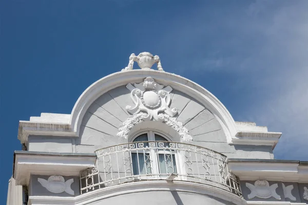 Detalle de la arquitectura del antiguo edificio en Varna, Bulgaria. Fragmento del viejo edificio. Patrimonio arquitectónico — Foto de Stock