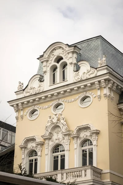 Detalle de la arquitectura del antiguo edificio en Sofía, Bulgaria. Fragmento del viejo edificio. Detalle de la antigua Sofía — Foto de Stock