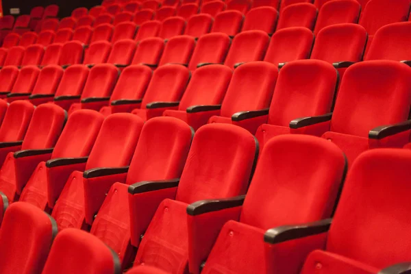 Lege rode bioscoop of theaterstoelen — Stockfoto