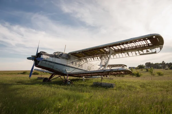 Abandonado avião velho no campo — Fotografia de Stock