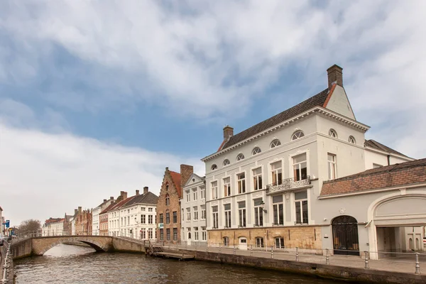 Belles maisons le long des canaux de Bruges, Belgique. Destination touristique en Europe — Photo