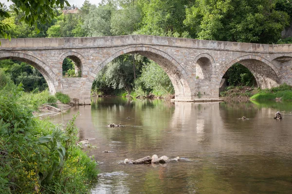 Old stone middle age bridge in Bulgaria. Old Roman bridge over a river — Stock Photo, Image