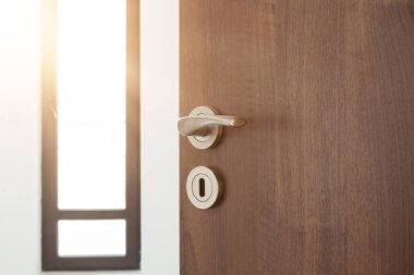 Ampty Room 'un yarı açık kapısı. Kapı kolu, kapı kilidi. Yeni ev kavramına hoş geldiniz.